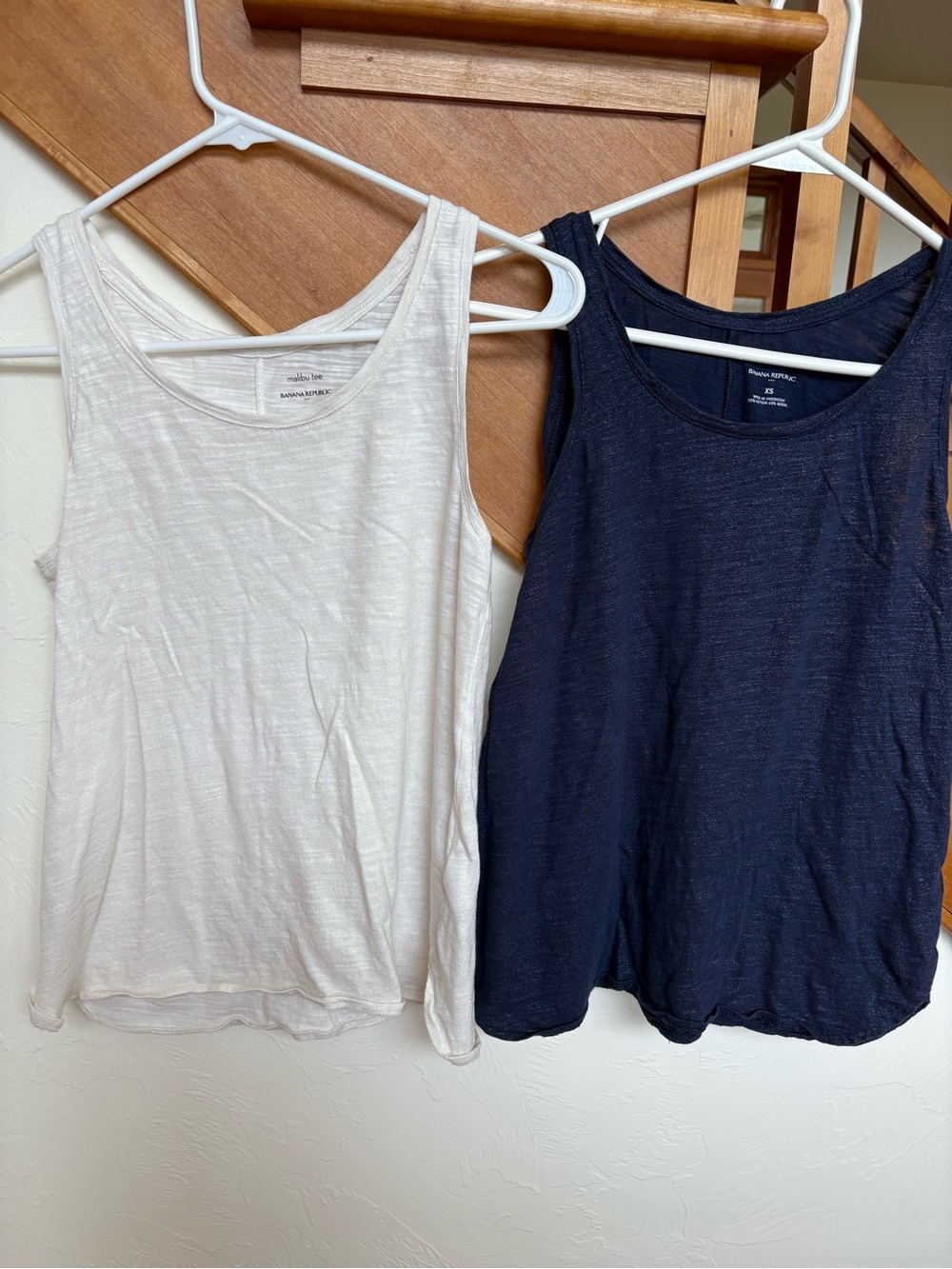 Two LIKE NEW Banana republic Malibu Tee Scoop Neck Tanks Navy White Gold - Picture 5 of 9